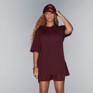 Beyoncé’s IVY PARK maroon T-SHIRT